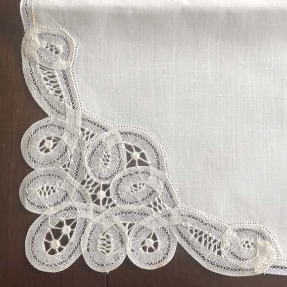 Vintage Linen Napkin and Tablecloth Set - Picture 5 of 7